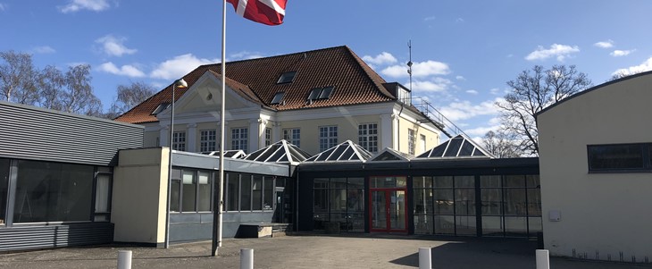 Statens Kunstfond udpeger Pavillonen som Netværksspillested – facade sommerdag med flag ny.JPG